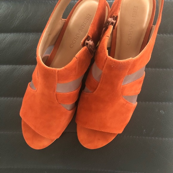 Anthropologie Bernardo suede peep toe wooden heel - Picture 4 of 4